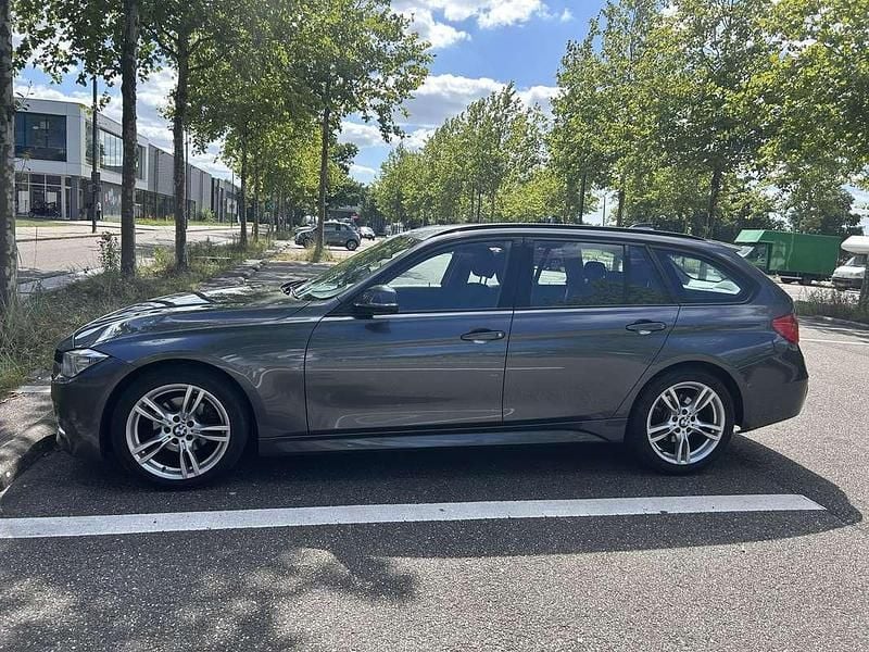 Grijs Gebruikt 2013 BMW 320 Executive Stationwagen | € 11.450 (Eerlijke prijs) - Afbeelding 1/4