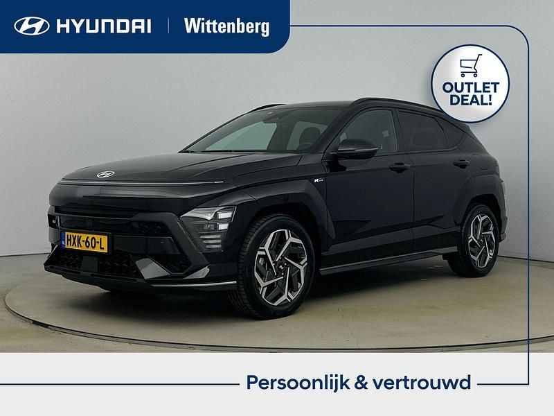 Abyss black metallic (a2b) Occasion 2024 Hyundai Kona N Line SUV | € 31.900 (Goede deal) - Afbeelding 1/4