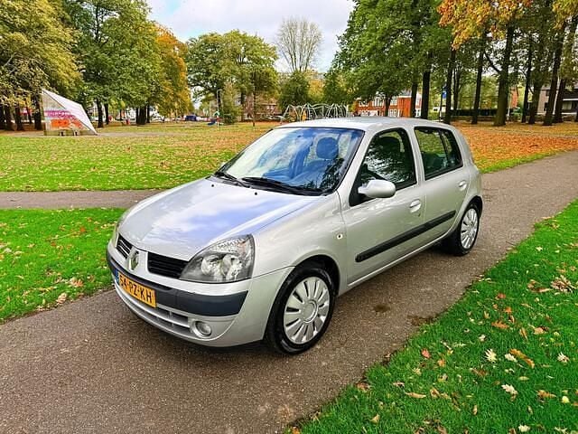 Grijs Gebruikt 2005 Renault Clio II Dynamique Hatchback | € 1.599 (Eerlijke prijs) - Afbeelding 1/4