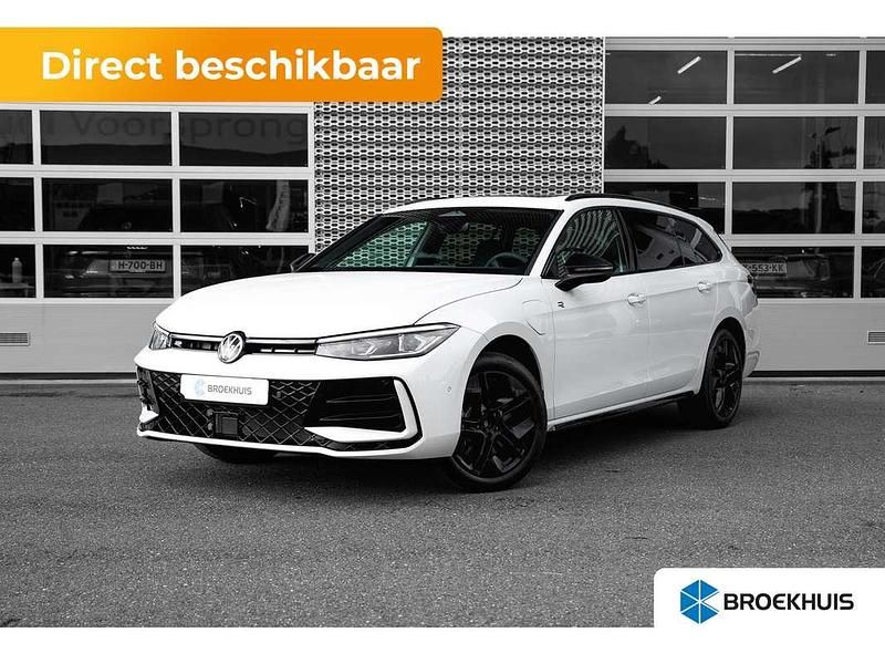 Wit Nieuw 2025 VW Passat R-line Edition Stationwagen | € 57.102 (Duur) - Afbeelding 1/4