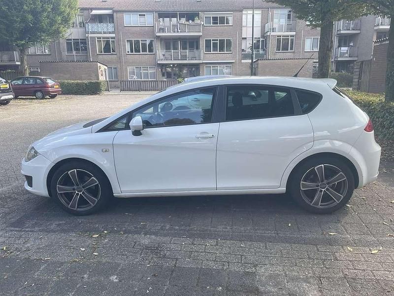 Occasion Seat Leon 105 PK (77 kW) 2010 Wit MPV