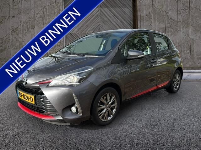 Grijs Occasion 2017 Toyota Yaris Design Hatchback | € 9.450 (Goede deal) - Afbeelding 1/4