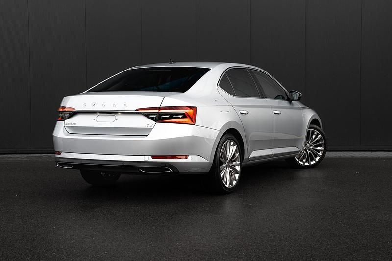 Occasion Skoda Superb LAURIN & KLEMENT 218 PK (160 kW) 2026 Grijs Hatchback