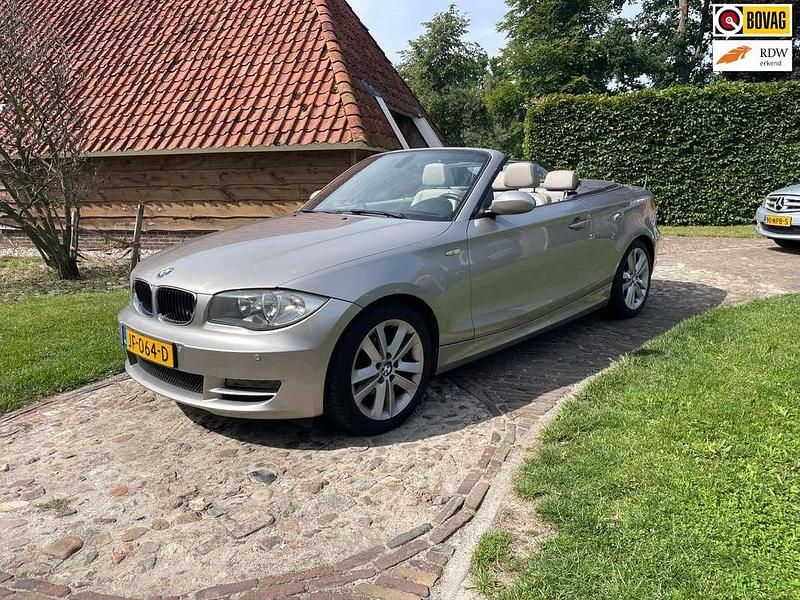 Grijs, metallic lak Occasion 2008 BMW 118 Cabriolet Cabriolet | € 10.450 (Eerlijke prijs) - Afbeelding 1/3