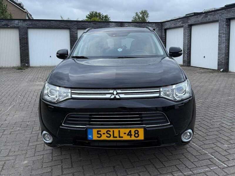 Zwart Gebruikt 2013 Mitsubishi Outlander P-HEV Instyle SUV | € 9.750 (Eerlijke prijs) - Afbeelding 1/4