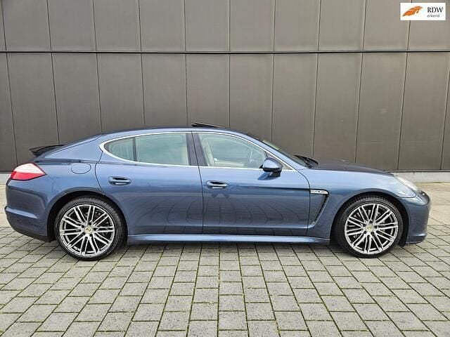 Blauw (metallic) Gebruikt 2010 Porsche Panamera Hatchback | € 34.950 (Eerlijke prijs) - Afbeelding 1/4