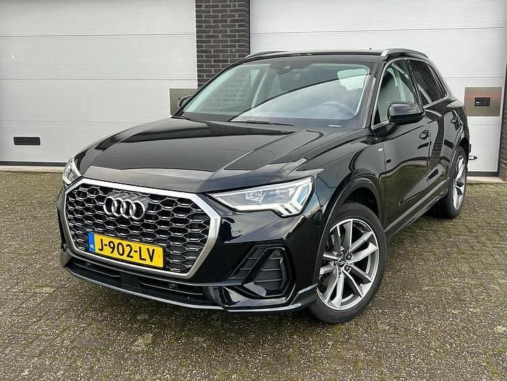 Zwart (metallic) Occasion 2020 Audi Q3 Business SUV | € 28.950 (Super prijs) - Afbeelding 1/4