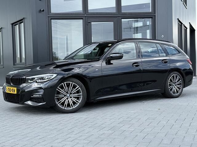 Zwart Gebruikt 2021 BMW 318 Efficient Dynamics Stationwagen | € 29.950 (Eerlijke prijs) - Afbeelding 1/4