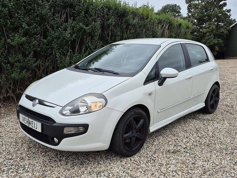 Wit Gebruikt 2010 Fiat Punto Hatchback | € 2.500 (Eerlijke prijs) - Afbeelding 1/4