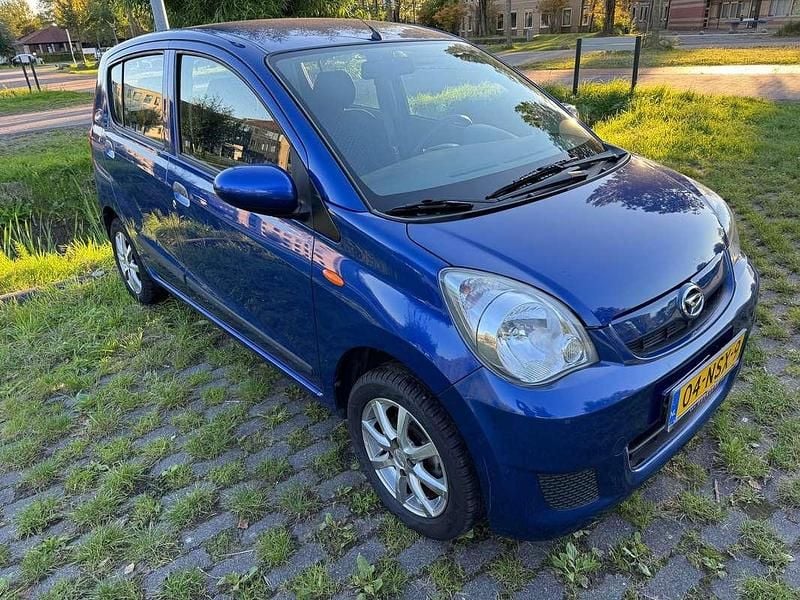 Blauw (metallic) Gebruikt 2010 Daihatsu Cuore Hatchback | € 4.250 (Duur) - Afbeelding 1/4