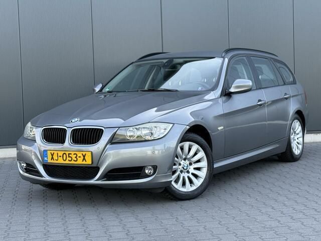 Grijs, metallic lak Gebruikt 2011 BMW 318 Executive Stationwagen | € 6.990 (Eerlijke prijs) - Afbeelding 1/4
