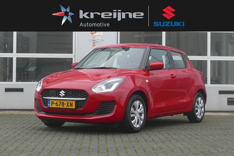 Rood Gebruikt 2022 Suzuki Swift Comfort Hatchback | € 17.425 (Eerlijke prijs) - Afbeelding 1/4