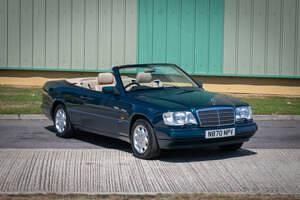 Groen Gebruikt 1996 Mercedes E320 Cabriolet | € 55.338 - Afbeelding 1/4