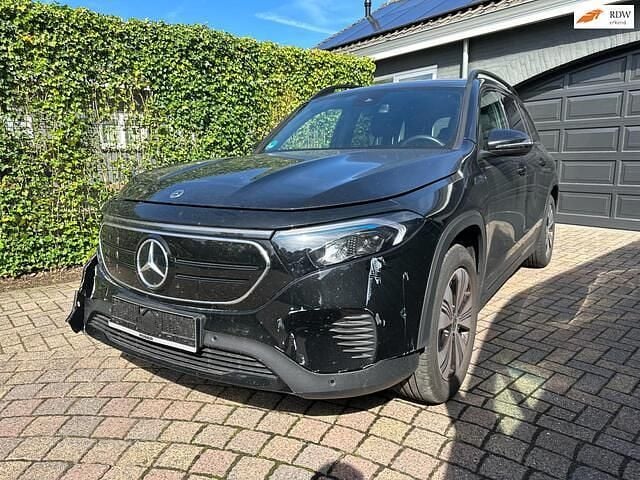Zwart Gebruikt 2022 Mercedes EQB300 SUV | € 22.750 - Afbeelding 1/4