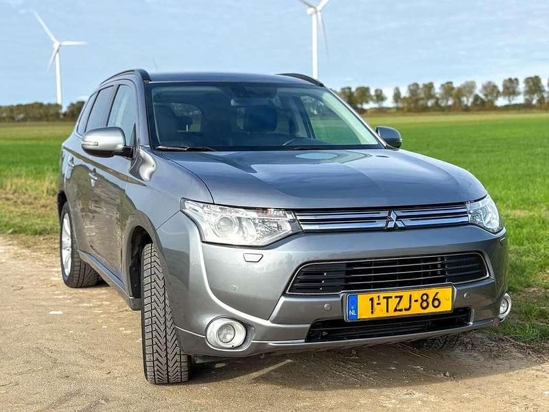 Grijs Occasion 2014 Mitsubishi Outlander P-HEV Instyle SUV | € 13.750 (Duur) - Afbeelding 1/4