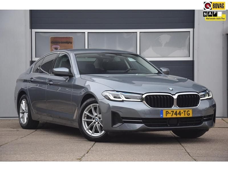 Grijs Gebruikt 2022 BMW 520 Comfort Edition Sedan | € 36.950 (Eerlijke prijs) - Afbeelding 1/4