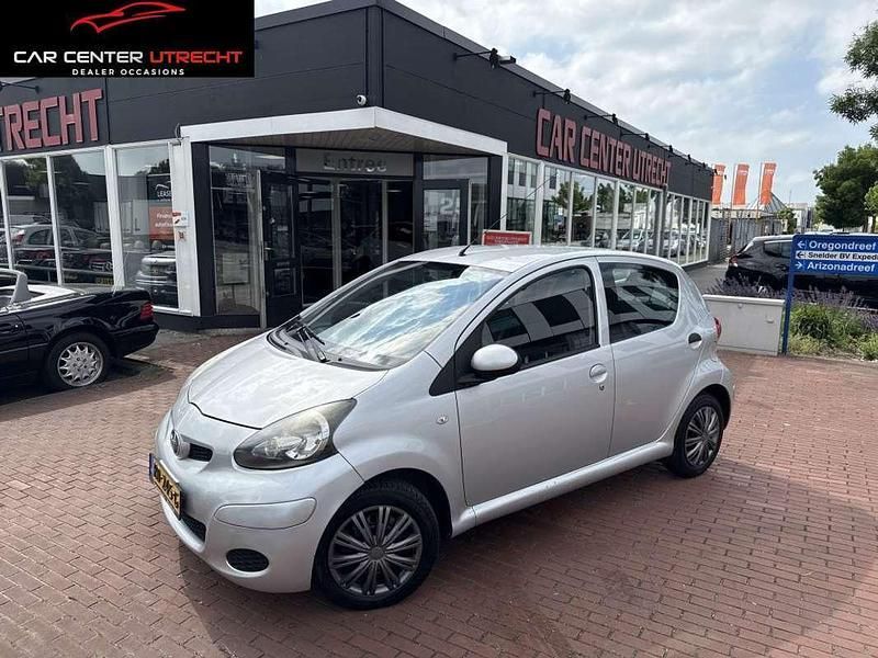 Grijs Gebruikt 2010 Toyota Aygo Comfort Hatchback | € 2.950 - Afbeelding 1/4