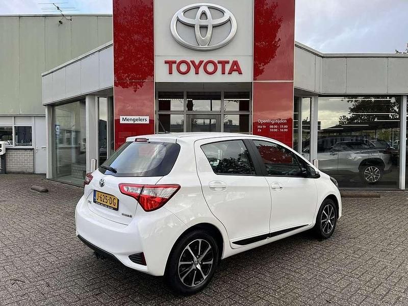 Occasion Toyota Yaris Hybrid Design 101 PK (74 kW) 2018 Wit Hatchback