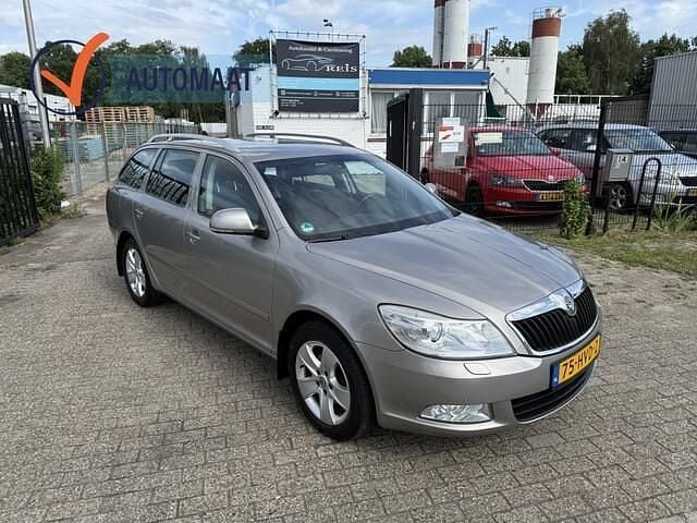 Beige Occasion 2009 Skoda Octavia Elegance Stationwagen | € 5.690 (Eerlijke prijs) - Afbeelding 1/4
