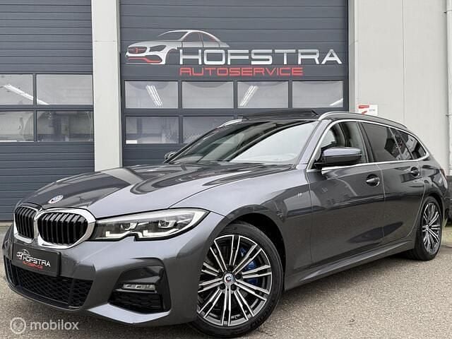Grijs Occasion 2022 BMW 320 M Sport Stationwagen | € 28.745 (Goede deal) - Afbeelding 1/4