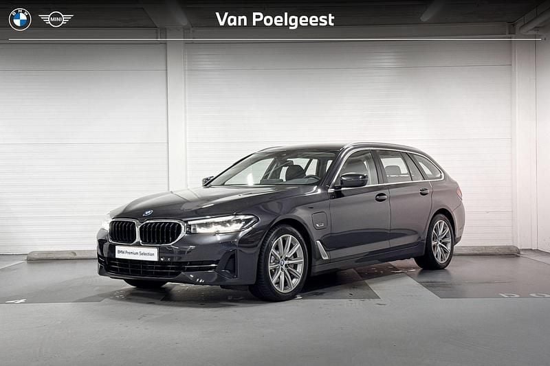 Sophistograu brillianteffect metallic (grijs metallic) Gebruikt 2023 BMW 530e Executive Stationwagen | € 38.900 (Super prijs) - Afbeelding 1/4
