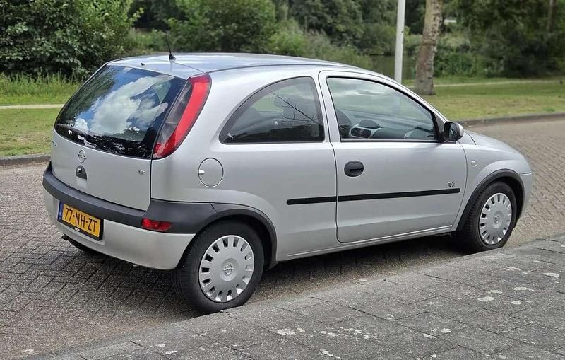 Zilver Gebruikt 2003 Opel Corsa Njoy Hatchback | € 1.195 (Eerlijke prijs) - Afbeelding 1/4