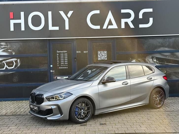 Grijs Gebruikt 2022 BMW M135 Comfort Edition Hatchback | € 41.950 (Goede deal) - Afbeelding 1/4