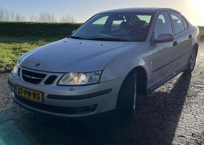 Grijs Gebruikt 2004 Saab 9-3 Linear Sedan | € 1.950 (Eerlijke prijs) - Afbeelding 1/4