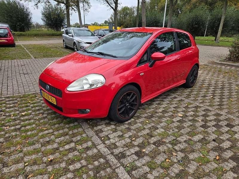 Rood Gebruikt 2007 Fiat Grande Punto Sport Hatchback | € 1.500 (Goede deal) - Afbeelding 1/4