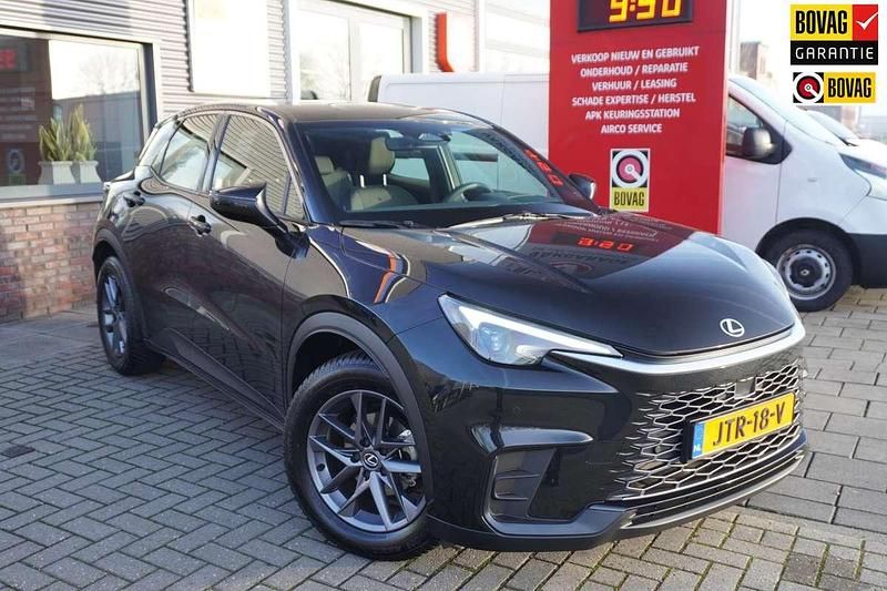 Zwart (metallic) Occasion 2024 Lexus LBX Business Edition SUV | € 32.950 - Afbeelding 1/4
