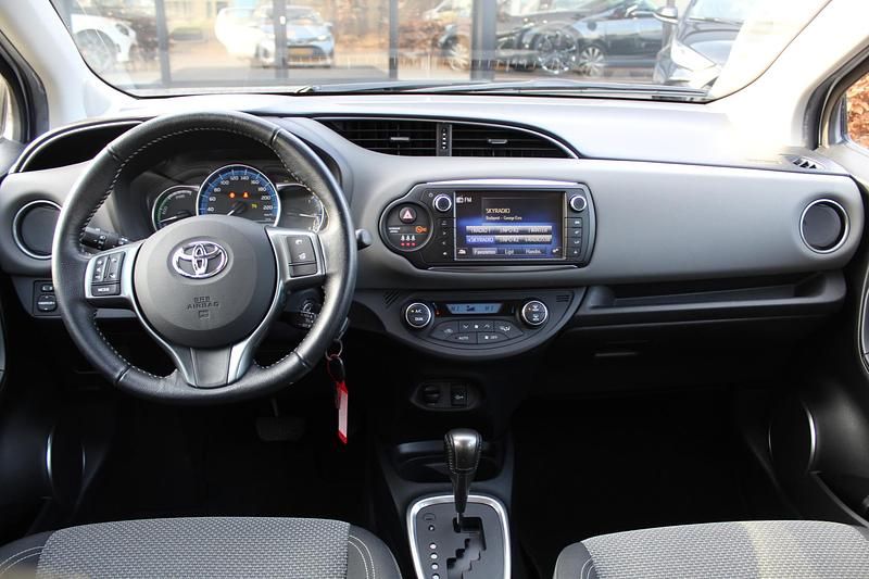 Occasion Toyota Yaris Hybrid 101 PK (74 kW) 2015 Zilver (metallic) Hatchback