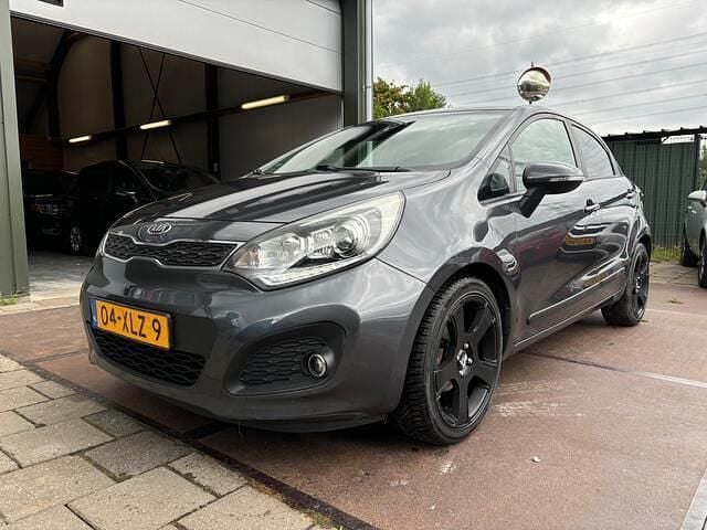 Grijs Gebruikt 2012 Kia Rio Hatchback | € 3.500 (Eerlijke prijs) - Afbeelding 1/4