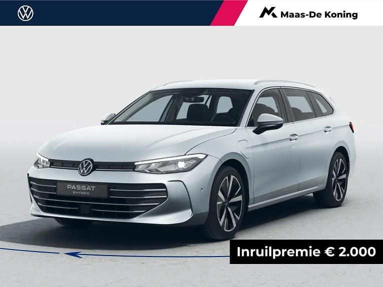 Grijs, metallic lak Nieuw 2025 VW Passat Comfortline Stationwagen | € 42.990 - Afbeelding 1/4