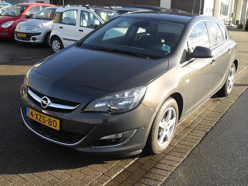 Grijs (metallic) Gebruikt 2014 Opel Astra Design Edition Hatchback | € 4.950 (Eerlijke prijs) - Afbeelding 1/4