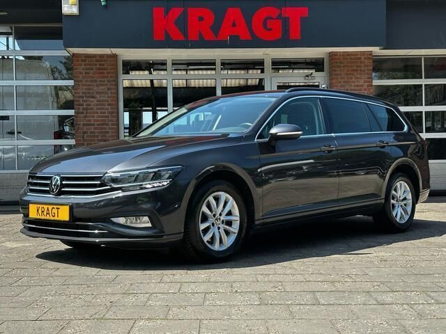Grijs Gebruikt 2023 VW Passat Business Stationwagen | € 26.950 (Eerlijke prijs) - Afbeelding 1/4