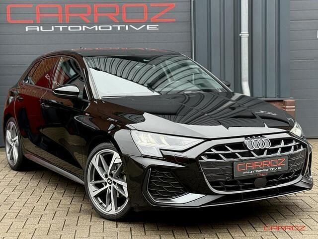 Zwart (metallic) Occasion 2025 Audi A3 Sportback S-Line Hatchback | € 35.495 (Super prijs) - Afbeelding 1/4