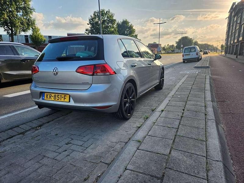 Zilver Gebruikt 2016 VW Golf VII Trendline Sedan | € 7.500 (Eerlijke prijs) - Afbeelding 1/4