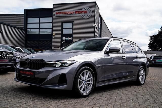 Grijs Gebruikt 2023 BMW 320 Shadowline Stationwagen | € 37.775 (Super prijs) - Afbeelding 1/4