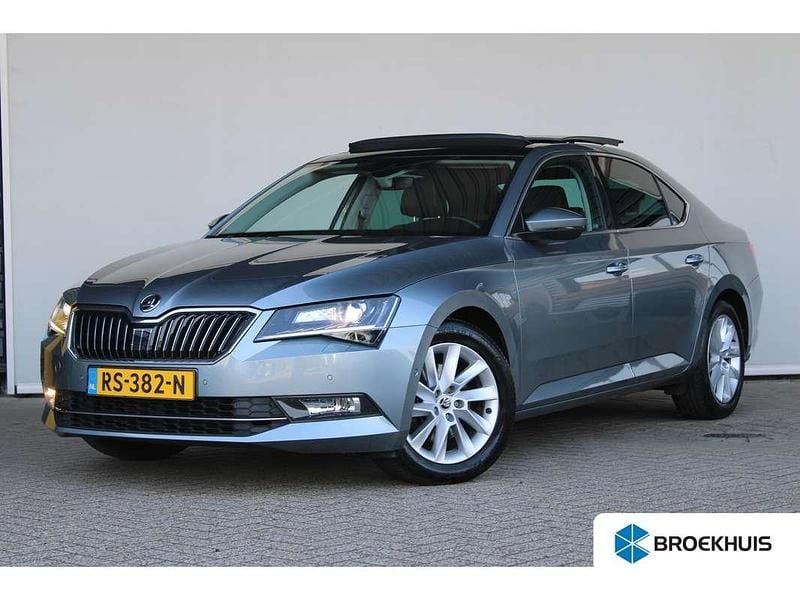 Grijs Gebruikt 2018 Skoda Superb Business Line Hatchback | € 19.900 (Eerlijke prijs) - Afbeelding 1/3