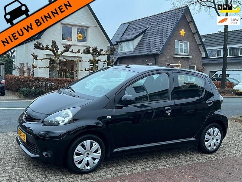 Zwart (metallic) Occasion 2014 Toyota Aygo Hatchback | € 5.580 (Eerlijke prijs) - Afbeelding 1/3