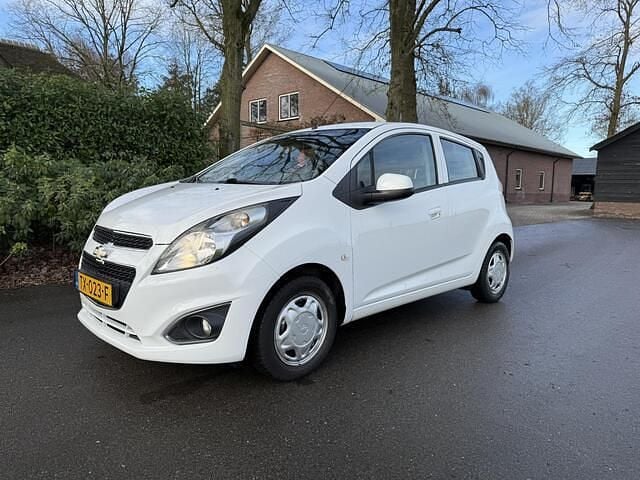 Wit Occasion 2013 Chevrolet Spark LT Hatchback | € 3.325 (Eerlijke prijs) - Afbeelding 1/4