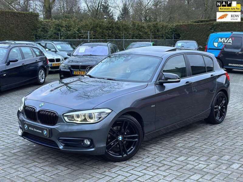 Grijs, metallic lak Gebruikt 2015 BMW 118 Sport Line Hatchback | € 10.950 (Iets duurder) - Afbeelding 1/4