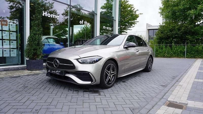 Goud, metallic lak Gebruikt 2022 Mercedes C300e AMG line Sedan | € 44.750 (Eerlijke prijs) - Afbeelding 1/4