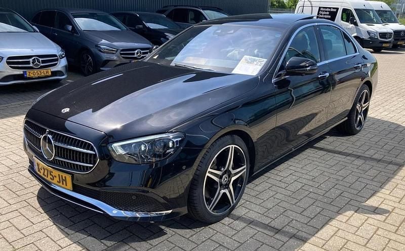 Zwart Gebruikt 2021 Mercedes E300 Exclusive Sedan | € 44.950 (Duur) - Afbeelding 1/4