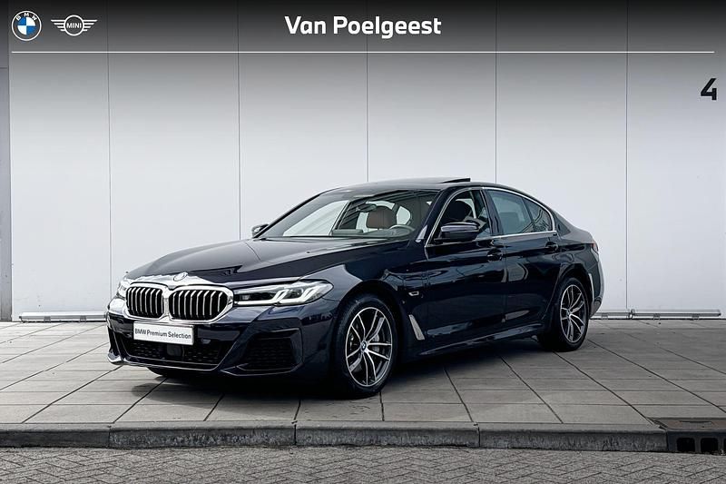 M carbonschwarz Gebruikt 2022 BMW 545e M Sport Sedan | € 57.900 (Eerlijke prijs) - Afbeelding 1/4
