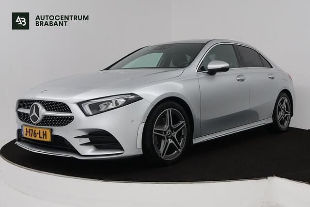Grijs Gebruikt 2020 Mercedes A180 Business Sedan | € 25.945 (Goede deal) - Afbeelding 1/4