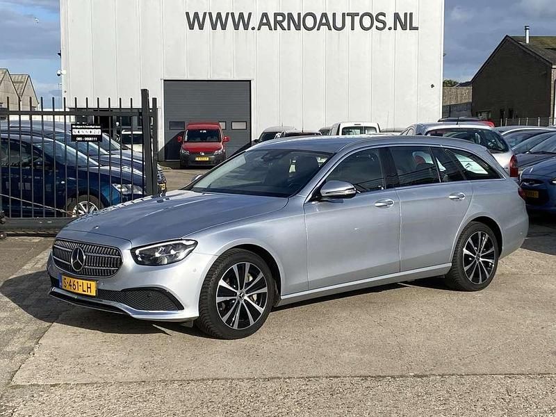 Grijs Gebruikt 2023 Mercedes E300 Luxury Stationwagen | € 28.066 - Afbeelding 1/4