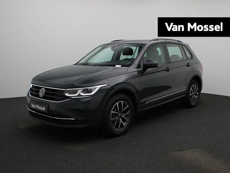 Grijs Gebruikt 2022 VW Tiguan Life SUV | € 34.500 (Eerlijke prijs) - Afbeelding 1/4