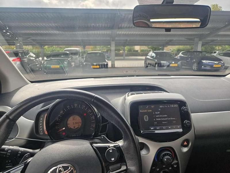 Zwart Gebruikt 2017 Toyota Aygo X-play Hatchback | € 10.500 (Goede deal) - Afbeelding 1/4