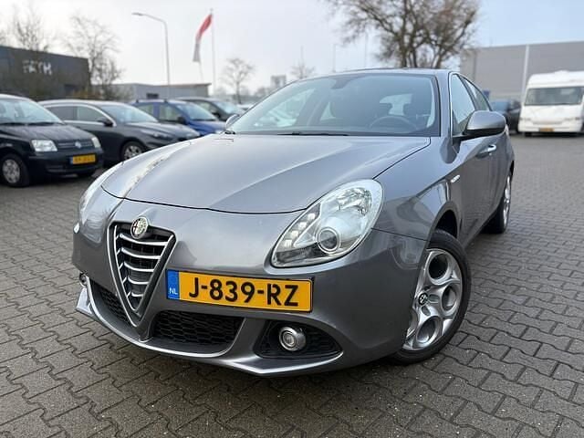 Grijs Occasion 2014 Alfa Romeo Giulietta Distinctive Hatchback | € 7.745 (Super prijs) - Afbeelding 1/4